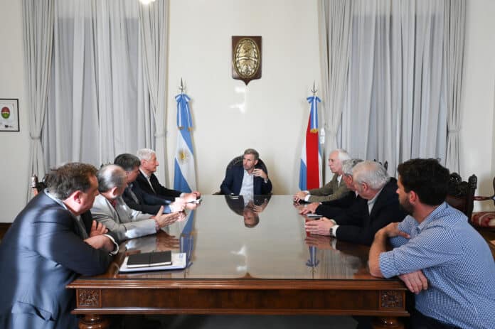 Frigerio recibió a representantes de CRA y Farer para analizar la situación de los caminos rurales Frigerio recibió a representantes de CRA y Farer para analizar la situación de los caminos rurales