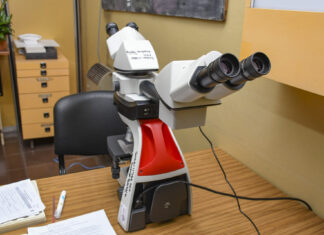 El hospital San Martín incorporó un nuevo microscopio para fortalecer el Servicio de Anatomía Patológica
