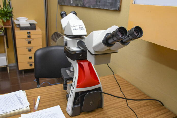 El hospital San Martín incorporó un nuevo microscopio para fortalecer el Servicio de Anatomía Patológica