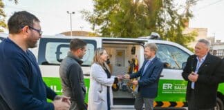 Frigerio entregó una nueva ambulancia al hospital de Viale