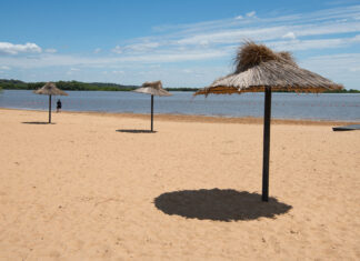 Habilitaron la playa del Thompson en Paraná: hay guardavidas de 8 a 20 y espacios gratuitos La playa del Thompson en Paraná. Foto: (MdP).