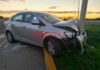 Un auto chocó contra un poste, en el acceso a Oro Verde. Foto: PER.