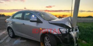 Un auto chocó contra un poste, en el acceso a Oro Verde. Foto: PER.