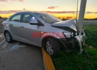 Un auto chocó contra un poste, en el acceso a Oro Verde. Foto: PER.
