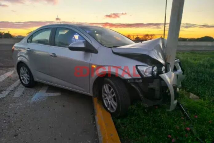 Un auto chocó contra un poste, en el acceso a Oro Verde. Foto: PER.