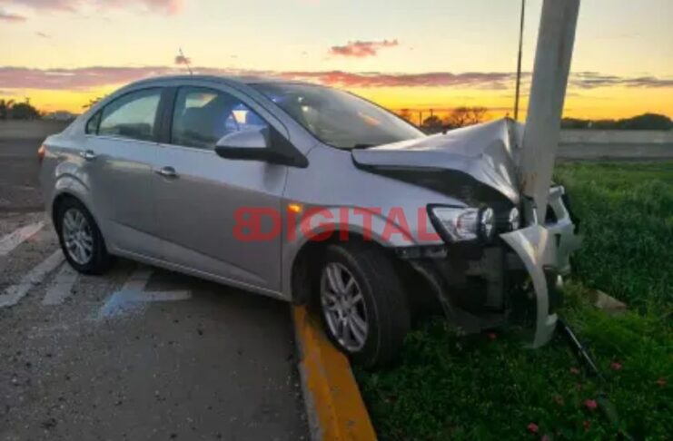 Un auto chocó contra un poste, en el acceso a Oro Verde. Foto: PER.