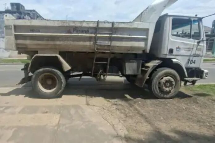 Un camión municipal atropelló a un niño. Un camión municipal atropelló a un niño.
