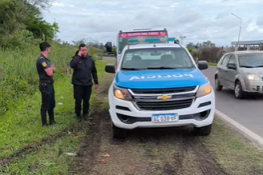 Despistó en el Acceso Norte de Paraná y quedó empantanado. Foto: Mauricio Antematten.