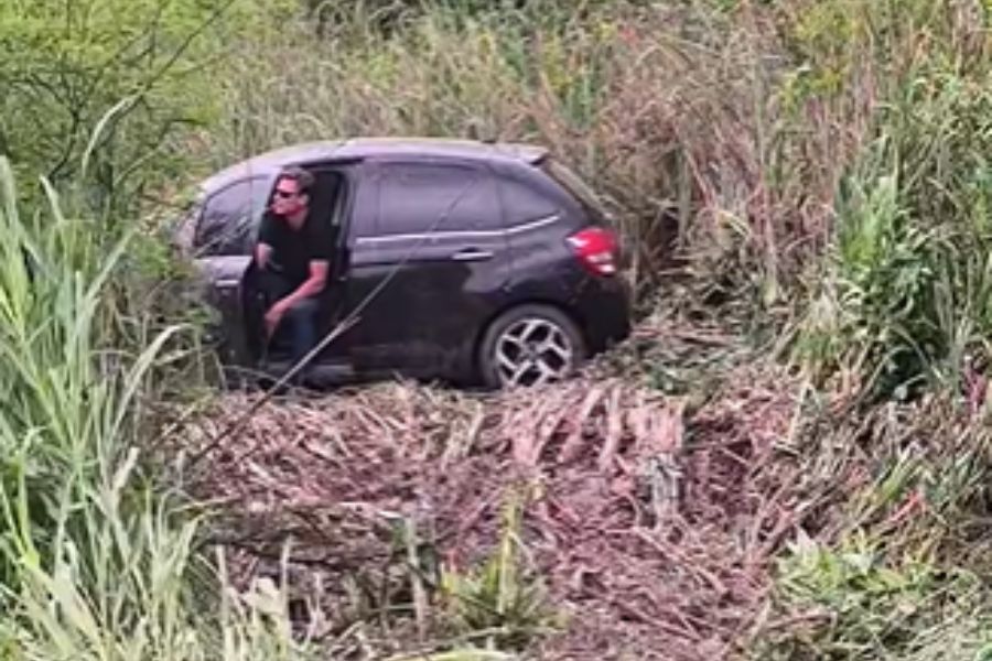 Despistó en el Acceso Norte de Paraná y quedó empantanado. Foto: Mauricio Antematten.