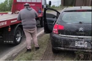 Despistó en el Acceso Norte de Paraná y quedó empantanado. Foto: Mauricio Antematten.