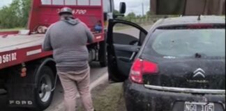 Despistó en el Acceso Norte de Paraná y quedó empantanado. Foto: Mauricio Antematten.
