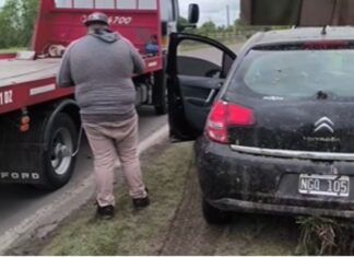Despistó en el Acceso Norte de Paraná y quedó empantanado a la vera de la ruta Despistó en el Acceso Norte de Paraná y quedó empantanado. Foto: Mauricio Antematten.