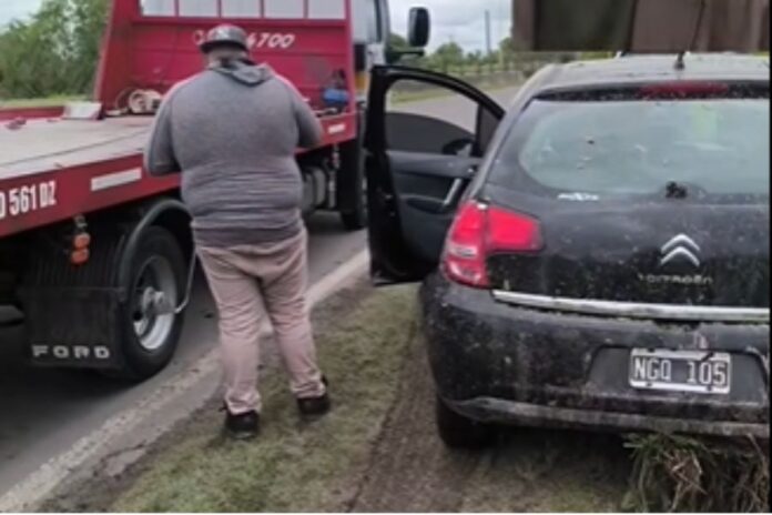 Despistó en el Acceso Norte de Paraná y quedó empantanado. Foto: Mauricio Antematten. Despistó en el Acceso Norte de Paraná y quedó empantanado. Foto: Mauricio Antematten.