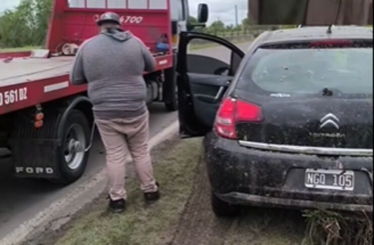 Despistó en el Acceso Norte de Paraná y quedó empantanado. Foto: Mauricio Antematten.