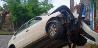 Perdió el control del auto en una calle empedrada.