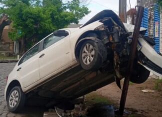 Perdió el control del auto en una calle empedrada.
