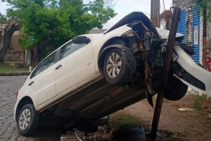Perdió el control del auto en una calle empedrada. Perdió el control del auto en una calle empedrada.