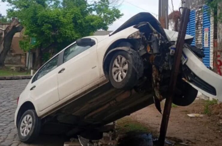 Perdió el control del auto en una calle empedrada.