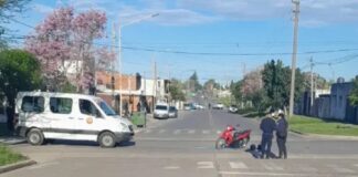 Una motociclista sufrió una fractura tras chocar. Foto: PER.