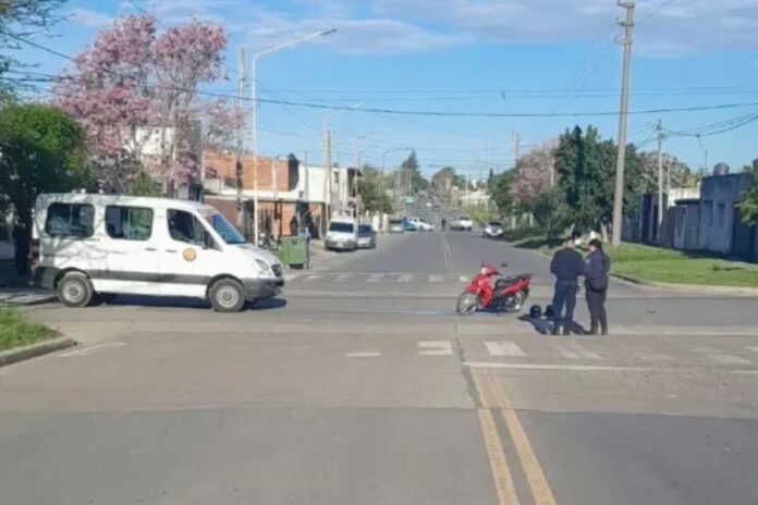 Una motociclista sufrió una fractura tras chocar. Foto: PER.