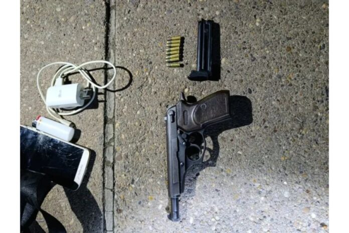 Detuvieron a un joven de 23 años con una pistola calibre 22. Foto: PER. Detuvieron a un joven de 23 años con una pistola calibre 22. Foto: PER.