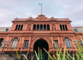 Retiros voluntarios en el Estado: quiénes pueden inscribirse y cuánto cobrarán Casa Rosada. Foto: Redes.