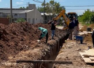San Benito amplía la red cloacal sobre calle 25 de Julio y beneficiará a 80 familias San Benito amplía la red cloacal. Foto: (MdSB).