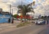 Una motociclista sufrió graves heridas tras ser chocada por un camión.