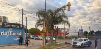 Una motociclista sufrió graves heridas tras ser chocada por un camión.