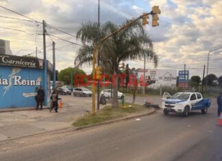 Una motociclista sufrió graves heridas tras ser chocada por un camión.