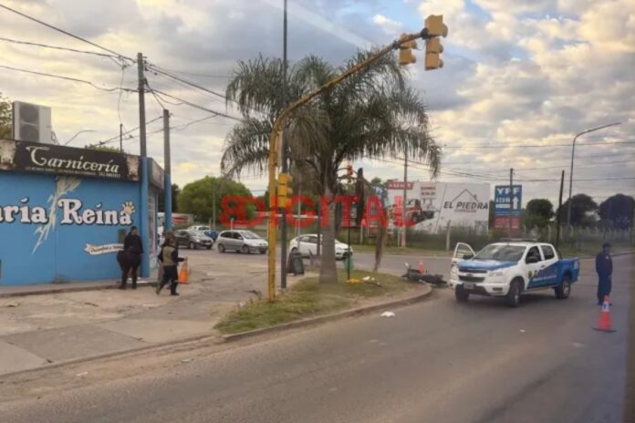 Una motociclista sufrió graves heridas tras ser chocada por un camión.