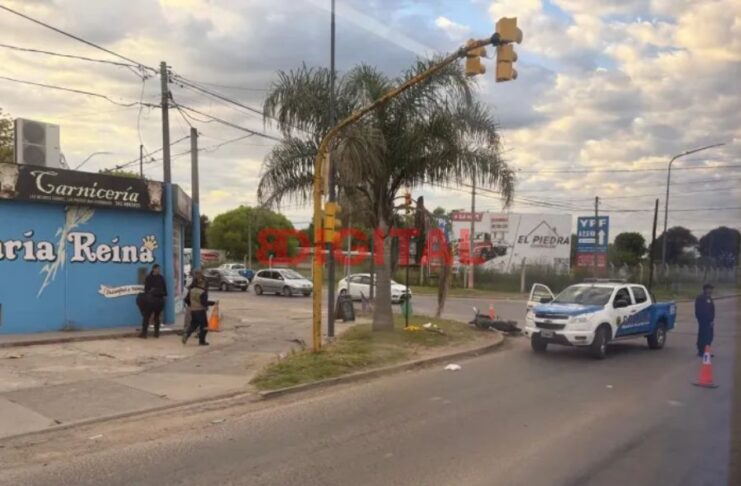 Una motociclista sufrió graves heridas tras ser chocada por un camión.