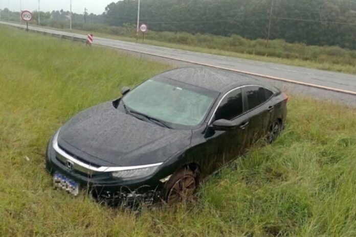 Un auto chocó contra el guardarraíl de la autovía en Entre Ríos: cuatro ocupantes resultaron ilesos