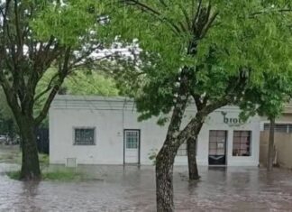 Las lluvias provocaron calles anegadas en General Ramírez. Foto: Informe Litoral.