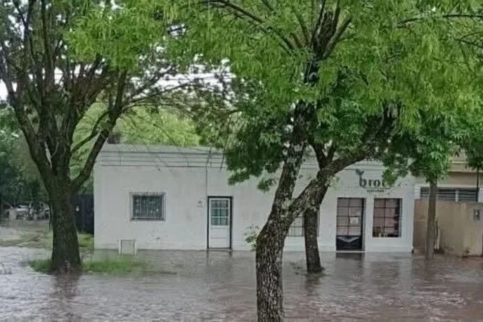 Las lluvias provocaron calles anegadas en General Ramírez. Foto: Informe Litoral.