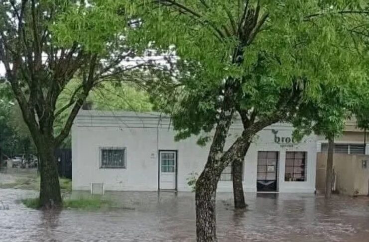 Las lluvias provocaron calles anegadas en General Ramírez. Foto: Informe Litoral.