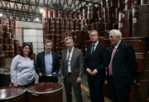 Frigerio entregó el certificado del RINI a una exportadora de miel y legumbres de Paraná. Foto: (GdER).