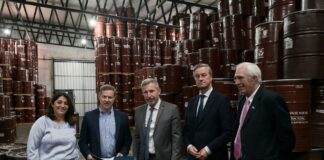 Frigerio entregó el certificado del RINI a una exportadora de miel y legumbres de Paraná. Foto: (GdER).