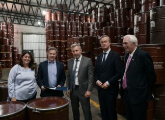 Frigerio entregó el certificado del RINI a una exportadora de miel y legumbres de Paraná. Foto: (GdER).