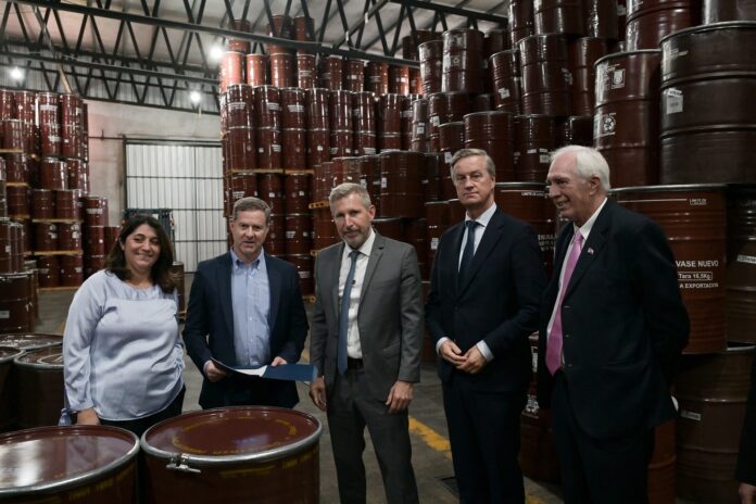 Frigerio entregó el certificado del RINI a una exportadora de miel y legumbres de Paraná. Foto: (GdER).
